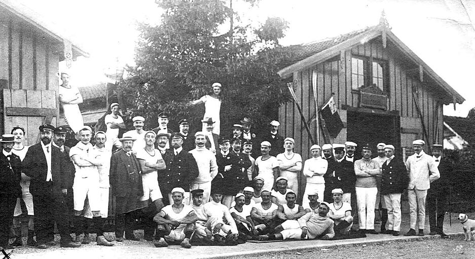Zusammengestellt von Archiv und Dokumentation der Heilbronner Stimme
Die Heilbronner Ruderschwaben bauen ein neues Bootshaus. Der Traditionsverein kauft Teilgelände des nahegelegenen Freibads Neckarhalde. Fertigstellung soll Ende 2022 sein.
Ruderschwaben anno 1890. Mit einem Holzschuppen fing alles an. Jahre später wurde er abgerissen, auf dem Grundstück entstand das neue Vereinsheim. Zusammengestellt von Archiv und Dokumentation der Heilbronner Stimme
Die Heilbronner Ruderschwaben bauen ein neues Bootshaus. Der Traditionsverein kauft Teilgelände des nahegelegenen Freibads Neckarhalde. Fertigstellung soll Ende 2022 sein.
Ruderschwaben anno 1890. Mit einem Holzschuppen fing alles an. Jahre später wurde er abgerissen, auf dem Grundstück entstand das neue Vereinsheim.