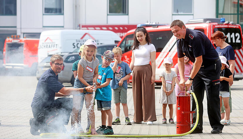 Feuer erstickt, wenn man ihm Sauerstoff oder Energie entzieht. Wasser löscht prima. Aber auch mit Sand und einer Löschdecke klappt es. Die Gundelsheimer Kindergartenkinder durften es ausprobieren!