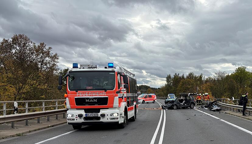 An der Unfallstelle hat die B4 nur je eine Spur pro Fahrtrichtung. An der Unfallstelle hat die B4 nur je eine Spur pro Fahrtrichtung.