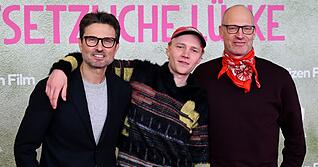 Eine Million Menschen haben die Tragikom&ouml;die mit Bruno Alexander (M) mittlerweile gesehen, die Simon Verhoeven (l) inszeniert hat nach einem Roman von Joachim Meyerhoff (r). (Archivbild)