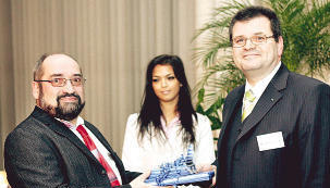 Bei Rolf Volk (links) liefen alle Umbau-F&auml;den knotenfrei zusammen. Daf&uuml;r dankte ihm Audi BKK-Vorstand Manfred Bischof bei der Einweihung.