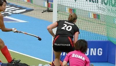 Anneke B&ouml;hmert (M) erzielt das 1:0 gegen die chinesische Torfrau Yimeng Zhang (unten).