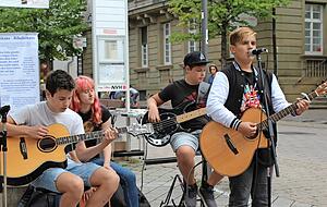 Die Nachwuchs-Band Twelves mit Gitarrist und Sänger Sebastian Schenk (re.) sorgt auf dem Hafenmarkt für rockig-poppigen Musikgenuss.
Fotos: Renate Väisänen Die Nachwuchs-Band Twelves mit Gitarrist und Sänger Sebastian Schenk (re.) sorgt auf dem Hafenmarkt für rockig-poppigen Musikgenuss.
Fotos: Renate Väisänen