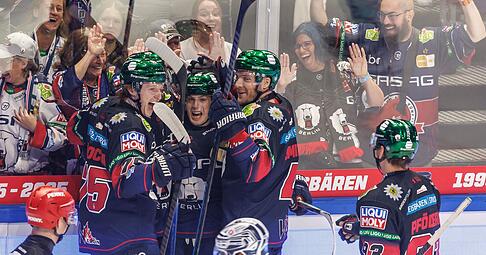 Meister Eisbären Berlin mit Ty Ronning (2.v.l) unterstrich seine Ausnahmestellung zum DEL-Auftakt gegen Dresden.