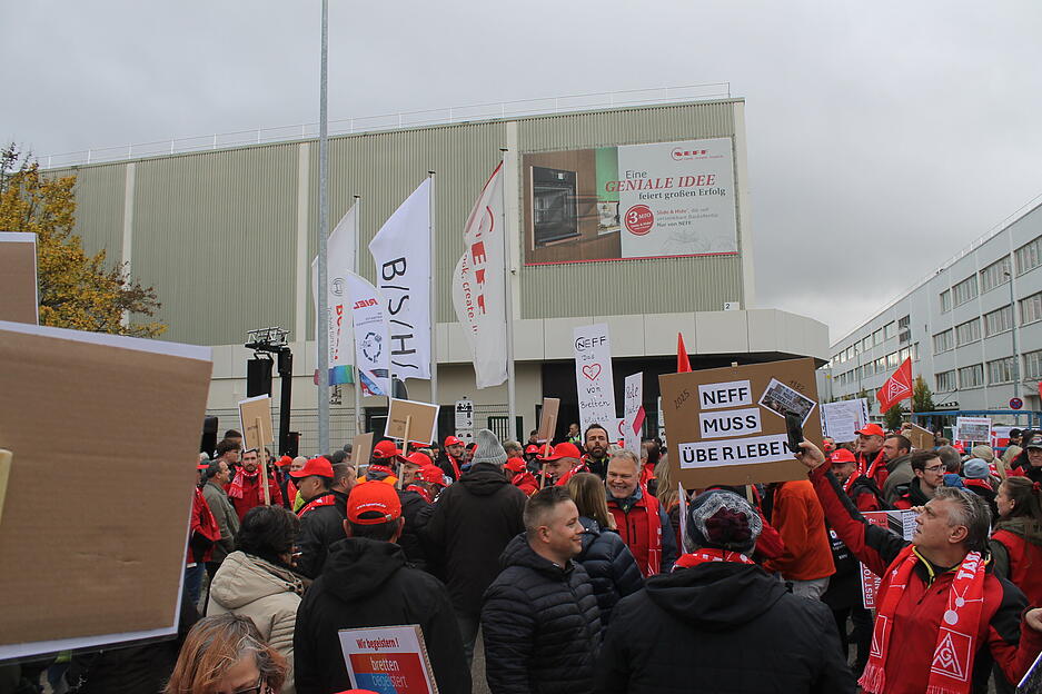 Gewerkschaft und Belegschaft kämpfen gemeinsam für den Industriestandort im Kraichgau. Gewerkschaft und Belegschaft kämpfen gemeinsam für den Industriestandort im Kraichgau.