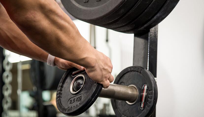 Bewegung als Schl&uuml;ssel: Regelm&auml;&szlig;iger Sport kann helfen, hormonellen Ver&auml;nderungen entgegenzuwirken.