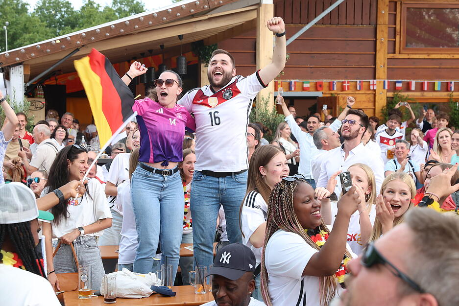 Freude über deutschen Ausgleich beim Public Viewing auf dem Volksfest.