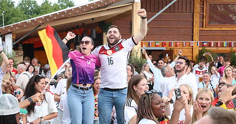 Freude über deutschen Ausgleich beim Public Viewing auf dem Volksfest.
