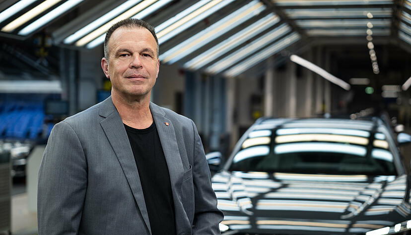 Audi-Betriebsratschef Rainer Schirmer fordert: "Kühlen Kopf bewahren und nicht einfach versuchen Probleme kurzfristig durch einen Angriff auf die Tarifverträge und betriebliche Vereinbarungen zu lösen."