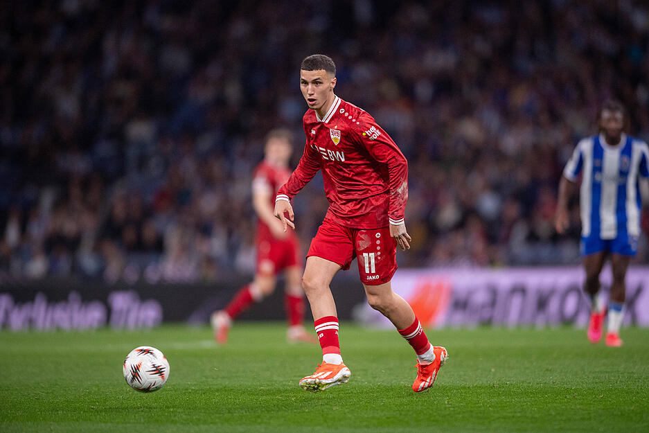 Bilal El Khannouss: Kein schlechter Auftritt. Hatte seine Aktionen, aber wenn dann eher &uuml;ber die Mitte. Die rechte Seite wurde zu selten genutzt. BEK sorgte auch mit Standards zun&auml;chst f&uuml;r Gefahr. Note: 3