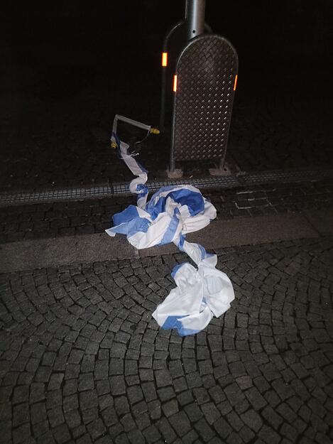 Die Israel-Flagge lag zertrampelt und zerrissen am Boden vor dem Rathaus.