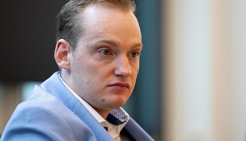 Der Angeklagte sitzt im Amtsgericht im Sitzungssaal.  (zu dpa: «Angeklagter im Prozess um Tod von Hanna freigesprochen»)