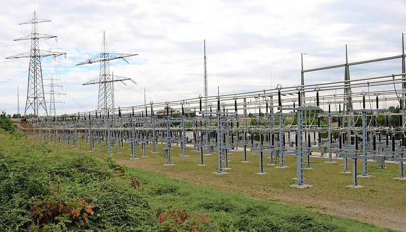 Herz des Netzbetriebs: Im Kupferzeller EnBW-Umspannwerk, einem Wirrwarr aus tausenden Tonnen Stahl, wird Versorgungssicherheit garantiert und Energiewende gelebt. Herz des Netzbetriebs: Im Kupferzeller EnBW-Umspannwerk, einem Wirrwarr aus tausenden Tonnen Stahl, wird Versorgungssicherheit garantiert und Energiewende gelebt.