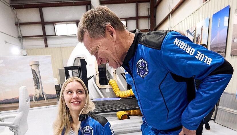 Ingenieurin Michaela Benthaus und der pensionierte Manager Hans Koenigsmann sind die beiden Deutschen an Bord der Blue-Origin-Rakete.