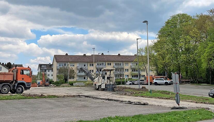 Auf dem Areal gegenüber vom Friedhof an der Pfedelbacher Straße entstehen ab Ende Juni drei Häuser, die in insgesamt 60 Wohneinheiten Raum für integratives Wohnen mit Geflüchteten bieten.
Foto: Tscherwitschke