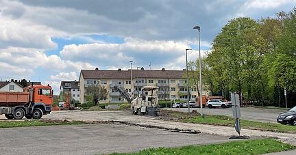 Auf dem Areal gegenüber vom Friedhof an der Pfedelbacher Straße entstehen ab Ende Juni drei Häuser, die in insgesamt 60 Wohneinheiten Raum für integratives Wohnen mit Geflüchteten bieten.
Foto: Tscherwitschke