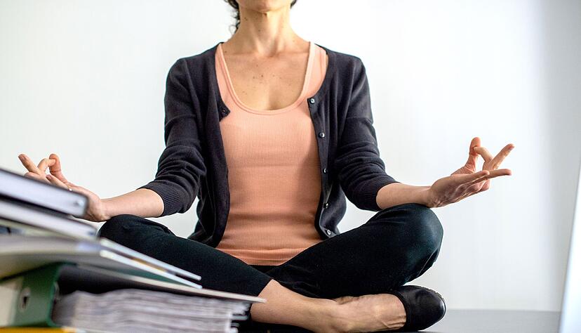 Aktiv gegen Stress im Job: Haltungswechsel, Bewegung oder bewusste Ruhephasen können die eigene Gesundheit unterstützen. Aktiv gegen Stress im Job: Haltungswechsel, Bewegung oder bewusste Ruhephasen können die eigene Gesundheit unterstützen.