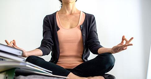 Aktiv gegen Stress im Job: Haltungswechsel, Bewegung oder bewusste Ruhephasen können die eigene Gesundheit unterstützen.