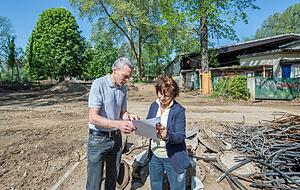 REV-Vorsitzender Heiko Arndt und Schatzmeisterin Sigrid Seeger-Losch besprechen weitere Einzelheiten der Hallensanierung. REV-Vorsitzender Heiko Arndt und Schatzmeisterin Sigrid Seeger-Losch besprechen weitere Einzelheiten der Hallensanierung.
