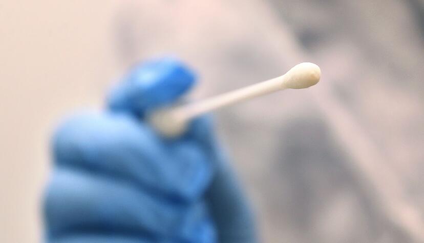 Ein Arzt hält einen Tupfer, mit dem ein Abstrich für einen Coronatest gemacht wird. Ein Arzt hält einen Tupfer, mit dem ein Abstrich für einen Coronatest gemacht wird.