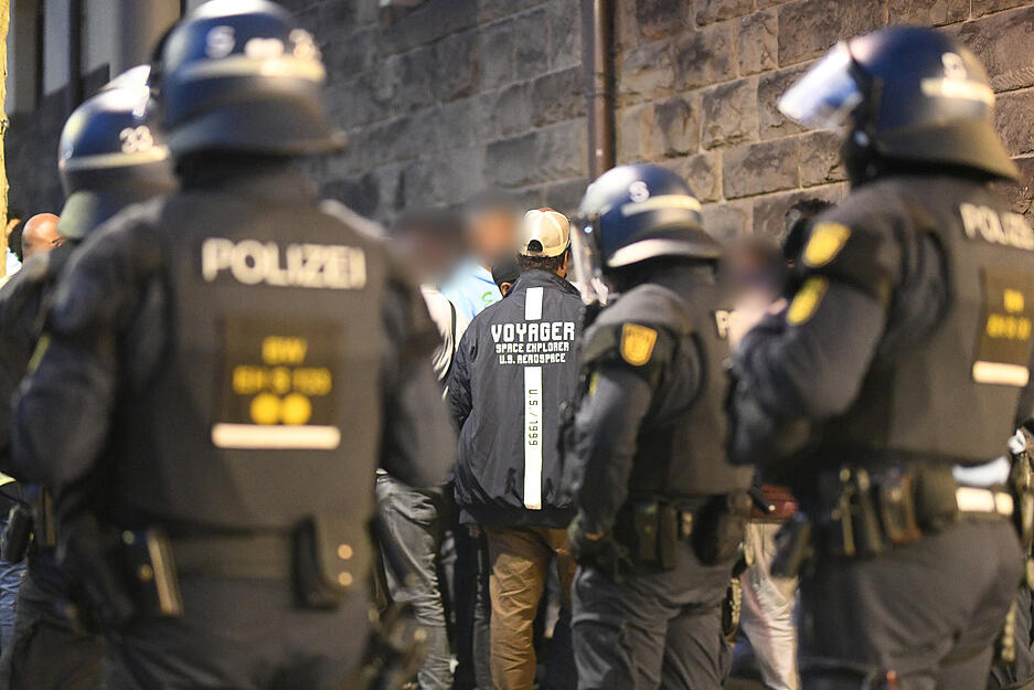 Eine Gruppe von Menschen wird nach Ausschreitungen bei einer Eritrea-Veranstaltung von Polizeikräften eingekesselt.