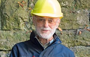 Otto B&uuml;hler mit einem nostalgischen Helm von etwa 1950.