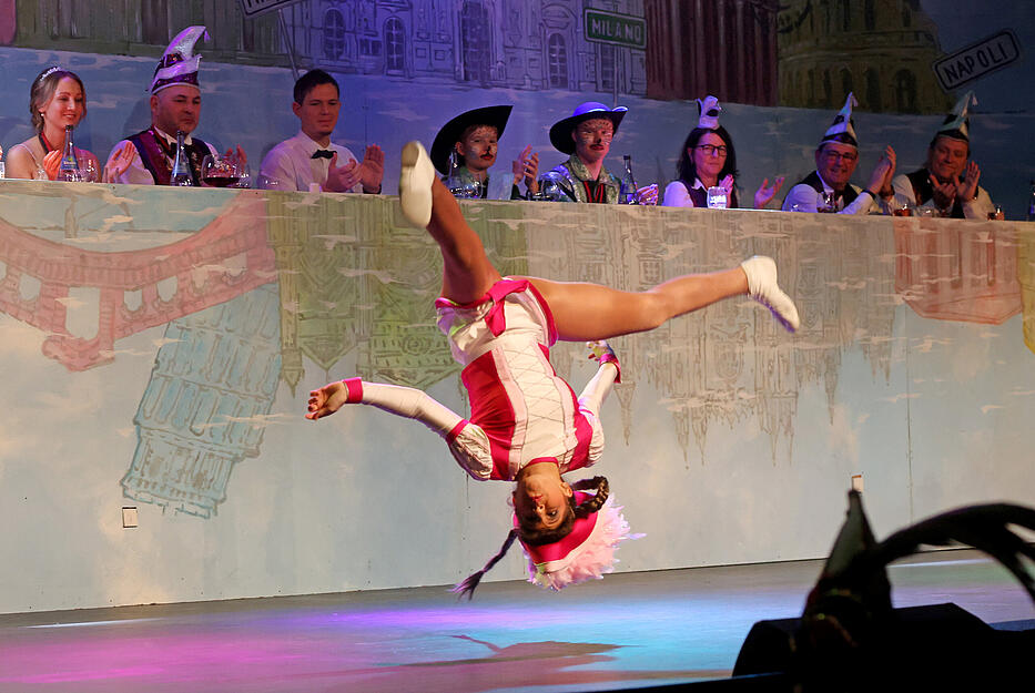 Der Gundelsheimer Carneval-Verein feierte am Samstag, den 25. Januar, die erste von sieben Prunksitzungen in der historischen Deutschmeisterhalle. Der Gundelsheimer Carneval-Verein feierte am Samstag, den 25. Januar, die erste von sieben Prunksitzungen in der historischen Deutschmeisterhalle.