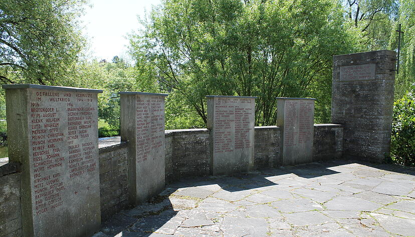 Am alten Kriegerdenkmal-Standort soll die neue Jagstbr&uuml;cke entstehen.