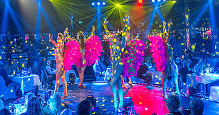 Nicht nur die Artistik gehört zum Show-Programm beim Gourmet-Palast, sondern auch die Tanzeinlagen. Die Vegas Showgirls verbreiteten Glanz und Glamour in ihren Kostümen.