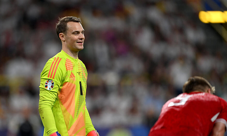 Manuel Neuer: Famoser Retter gegen Rasmus Höjlund bei einem dänischen Konter in der 45. Minute. Er hatte deutlich weniger zu tun als sein dänischer Schlussmann-Kollege Kasper Schmeichel.
Note: 2,5 Manuel Neuer: Famoser Retter gegen Rasmus Höjlund bei einem dänischen Konter in der 45. Minute. Er hatte deutlich weniger zu tun als sein dänischer Schlussmann-Kollege Kasper Schmeichel.
Note: 2,5