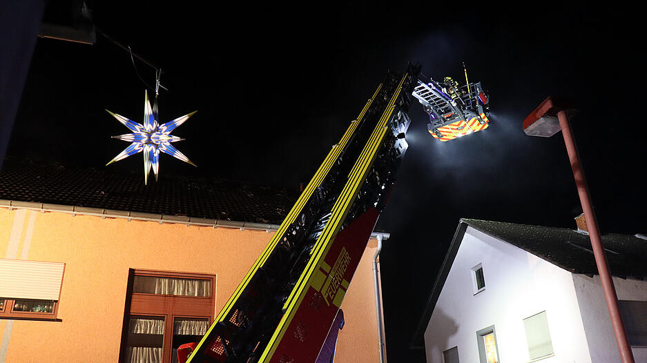 Feuerwehrfahrzeuge stehen während eines Großeinsatzes bereit. Feuerwehrfahrzeuge stehen während eines Großeinsatzes bereit.