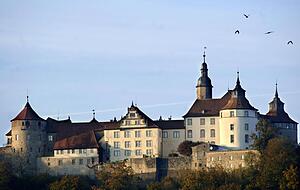Familienresidenz: Das Schloss Langenburg thront &uuml;ber dem Jagsttal. Foto: dpa