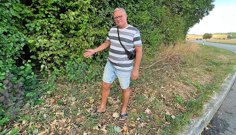 Das Kreuz, das die Eltern der 2010 verunglückten Fußballer des TSV Fürfeld am Unfallort in Kirchardt aufgestellt haben, ist verschwunden. Gerald Rockstuhl ist über den Diebstahl empört.
Foto: Ulrike Plapp-Schirmer Das Kreuz, das die Eltern der 2010 verunglückten Fußballer des TSV Fürfeld am Unfallort in Kirchardt aufgestellt haben, ist verschwunden. Gerald Rockstuhl ist über den Diebstahl empört.
Foto: Ulrike Plapp-Schirmer