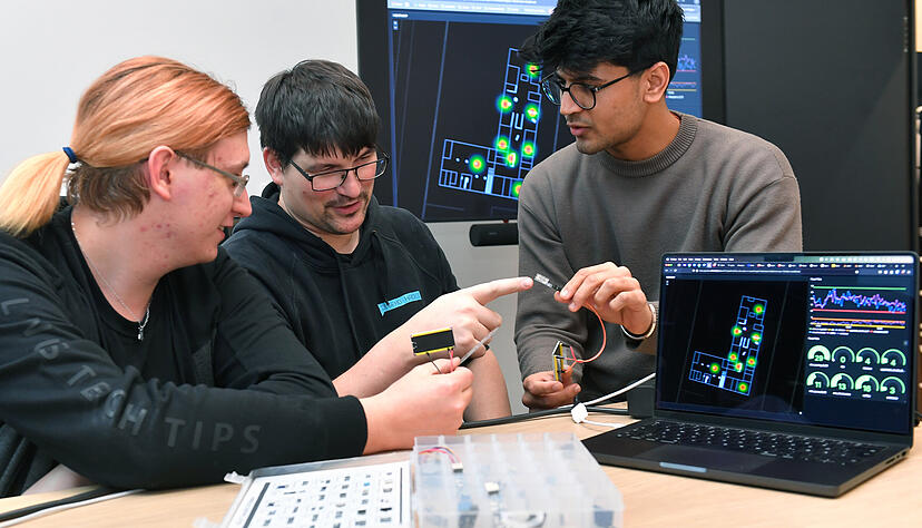 Tüfteln an Möglichkeiten, Menschen in der Innenstadt über die verfügbaren Handys zu zählen (von links): Niklas Wünnemann, Jonathan Günz und Meet Kachhadiya.