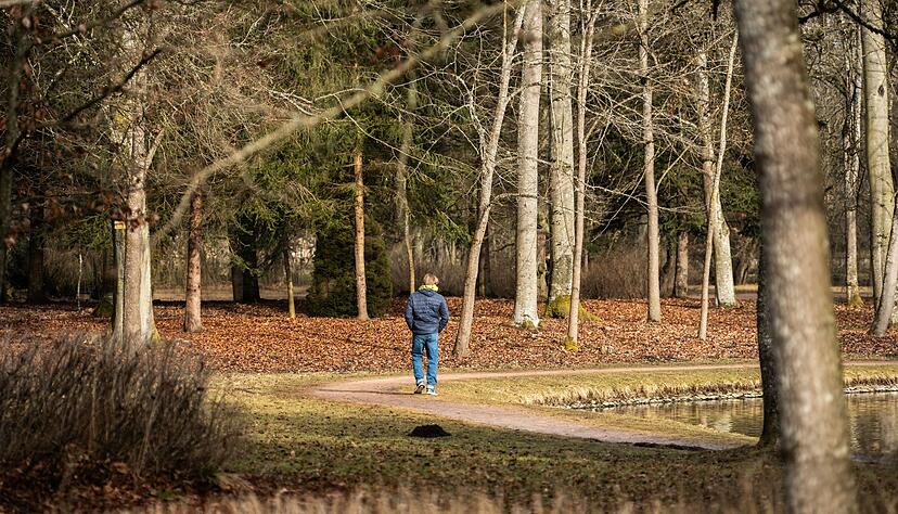 Viele Menschen genie&szlig;en das fr&uuml;hlingshafte Wetter im Land - wie dieser Mann im Schlosspark Donaueschingen.