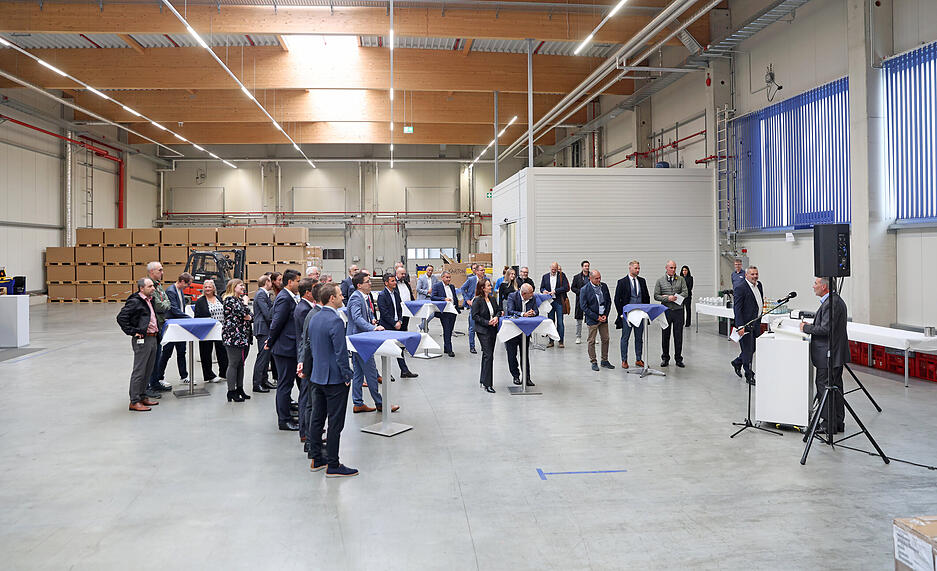 Bürgermeister und Unternehmensvertreter feiern die Fertigstellung der Lagertechnik.