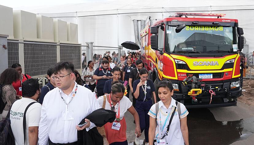 Die Feuerwehr kommt zu dem Einsatzort. Die Feuerwehr kommt zu dem Einsatzort.