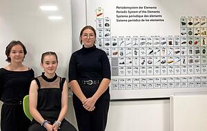 Ellen Breuninger, Klara Rose und Gloria Kaiser zeigen den Besuchern die top ausgestatteten Fachräume für Naturwissenschaften. Ellen Breuninger, Klara Rose und Gloria Kaiser zeigen den Besuchern die top ausgestatteten Fachräume für Naturwissenschaften.