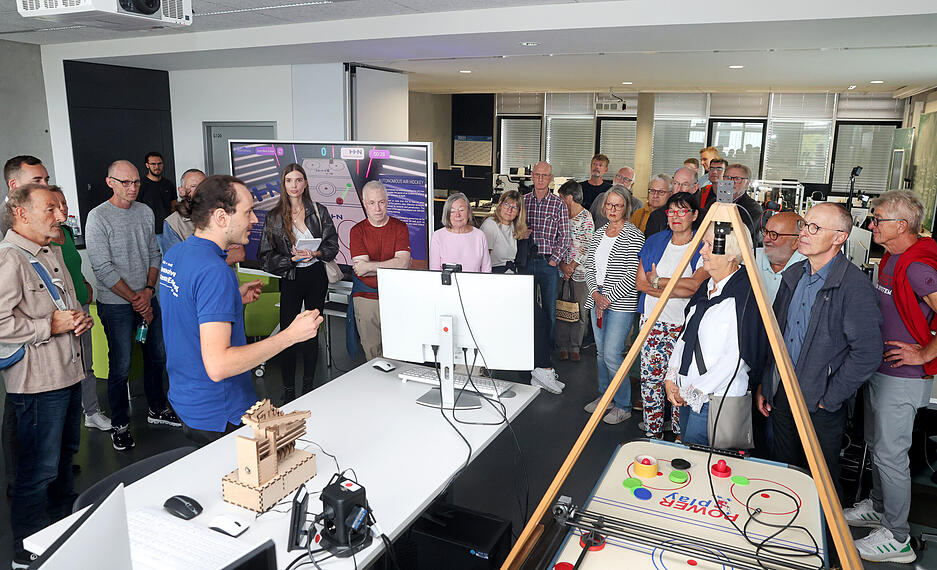 Air-Hockey mit KI: Spieler treten gegen die Maschine an.