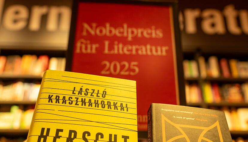 Die Handlung seines letzten Romans &laquo;Herscht 0779&raquo; l&auml;sst Krasznahorkai in einer th&uuml;ringischen Kleinstadt spielen, in der gewaltt&auml;tige Neonazis auftauchen.