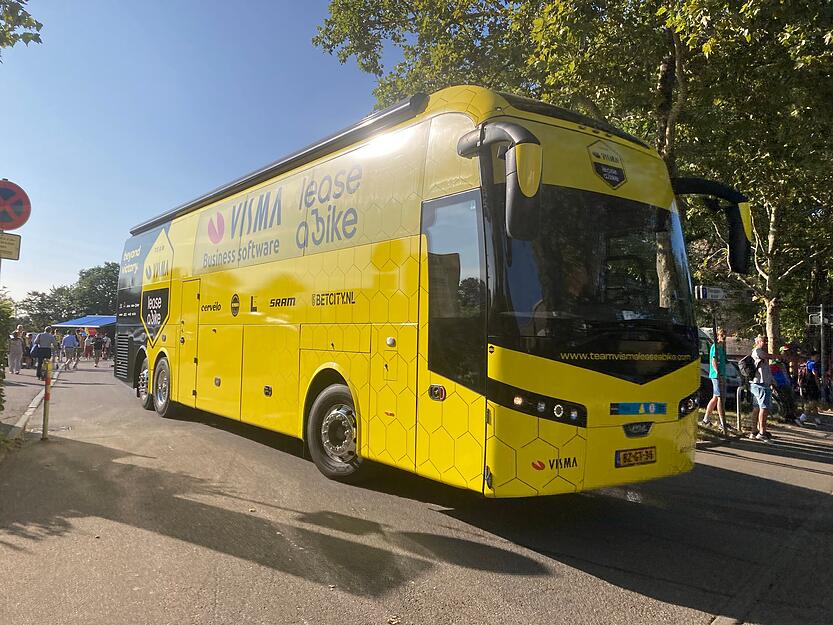Die Teambusse der Radsport-Profiteams machen sich bereit zur Abfahrt. Die Teambusse der Radsport-Profiteams machen sich bereit zur Abfahrt.