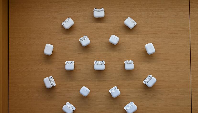 Nutzer in der EU bekommen die Live-Übersetzungsfunktion später in ihre AirPods. (Archivbild) Nutzer in der EU bekommen die Live-Übersetzungsfunktion später in ihre AirPods. (Archivbild)