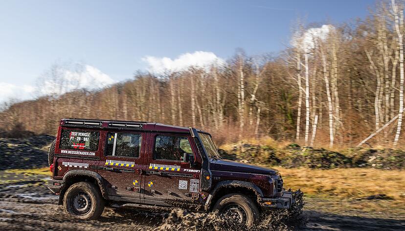 Ein Profi im Gel&auml;nde: Auch auf Schlamm kommt der Ineos Grenadier dank Allrad und Differentialsperre problemlos voran.