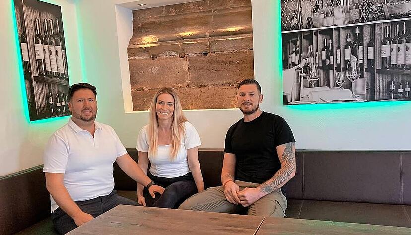 Kagan Akyol (links) betreibt zusammen mit seiner Frau Smaragda und seinem Schwager Pana Adiopoulos das Cataleya im Kornhaus.
Foto: Tscherwitschke Kagan Akyol (links) betreibt zusammen mit seiner Frau Smaragda und seinem Schwager Pana Adiopoulos das Cataleya im Kornhaus.
Foto: Tscherwitschke