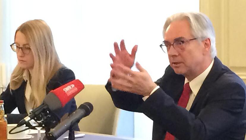 Der Oberb&uuml;rgermeister &auml;u&szlig;erte sich am Dienstag bei einer Pressekonferenz zu den gegen ihn erhobenen Vorw&uuml;rfen. Foto: Reichert