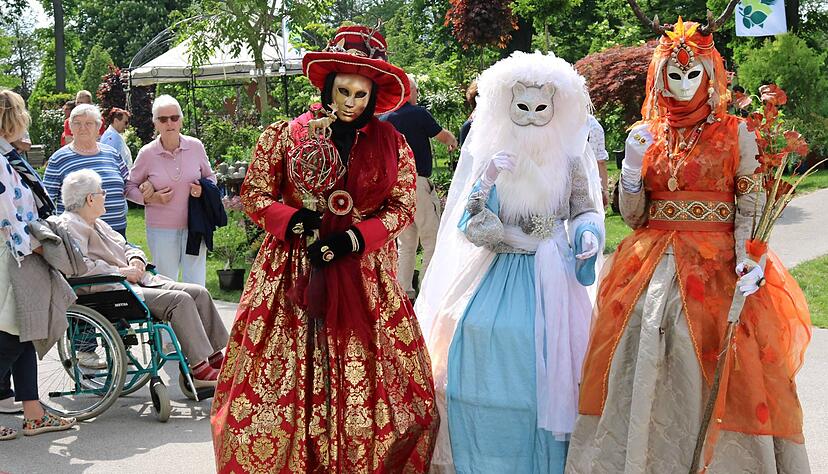 Wunderschöne Szenen gibt es überall im Öhringer Hofgarten beim 4. Genießerdorf. Schon am Freitagnachmittag füllte sich der Park mit kauflustigen Besuchern und stimmungsvollen Maskenträgern.

Foto: Tscherwitschke