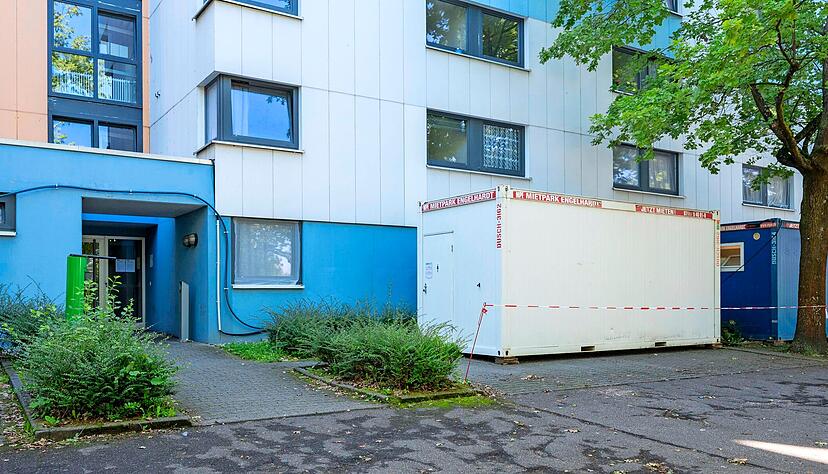 Duschcontainer stehen vor einem Wohnheim des Studierendenwerks Heidelberg. Im Gebäude ist der Heizkessel defekt.