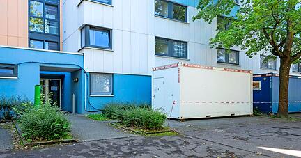Duschcontainer stehen vor einem Wohnheim des Studierendenwerks Heidelberg. Im Gebäude ist der Heizkessel defekt.
Foto: Christiana Kunz