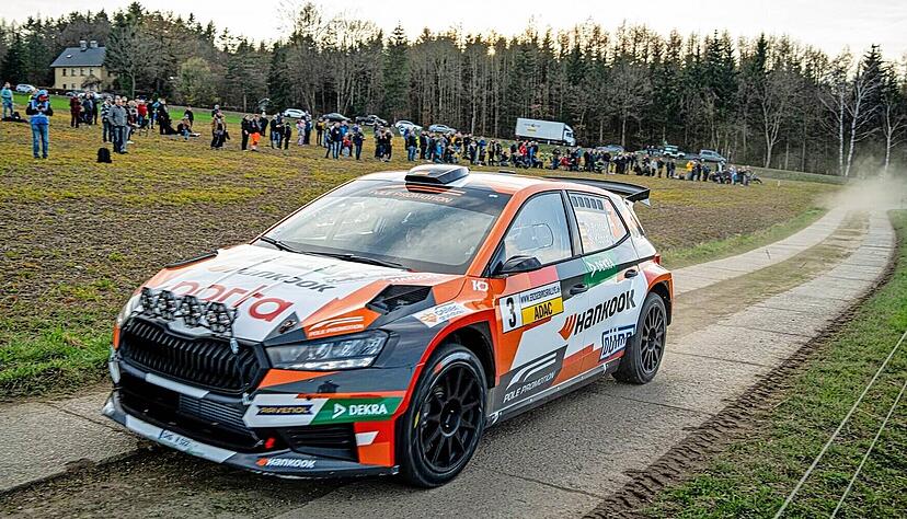 Ein Härtetest für die neuen Reifen waren die Betonplatten, über die Dennis Rostek und Stefan Kopczyk ihren Skoda Fabia am Freitag navigieren mussten.
