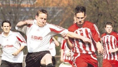 Der Klassiker TSG Waldenburg gegen TSV Kupferzell war von Beginn an hart umkämpft, hier der Waldenburger Markus Röser (links) gegen Martin Schindel. Am Ende siegte der TSG 2:0. Foto: Alexander Bertok Der Klassiker TSG Waldenburg gegen TSV Kupferzell war von Beginn an hart umkämpft, hier der Waldenburger Markus Röser (links) gegen Martin Schindel. Am Ende siegte der TSG 2:0. Foto: Alexander Bertok